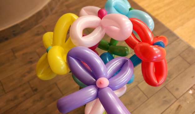 kolorowe kwiaty skręcone z długich nadmuchanych balonów