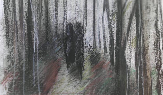 Grafika przedstawiająca spowity mgłą las a w nim pomiędzy drzewami na ścieżce, ciemne zarysy postaci.