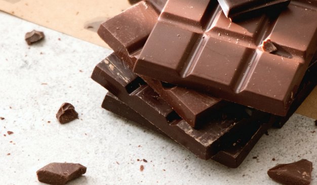Zdjęcie kilku tabliczek czekolady bez opakowań położonych jedna na drugiej