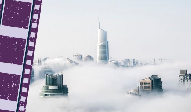 Grafika przedstawiająca szczyty wieżowców wyłaniającie się sponad chmur. z lewej strony graficzne przedstawienie fragmentu kliszy filmowej