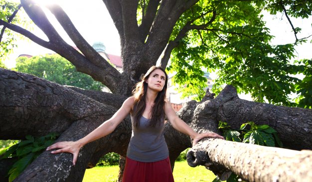 Sabina Krauze, instruktorka Klubu Mirage w otoczeniu drzew, fot Jorg Hemmen
