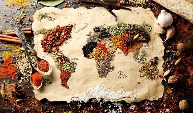 mapa świata ułożona z rozsypanych przypraw, suszonych ziół i nasion