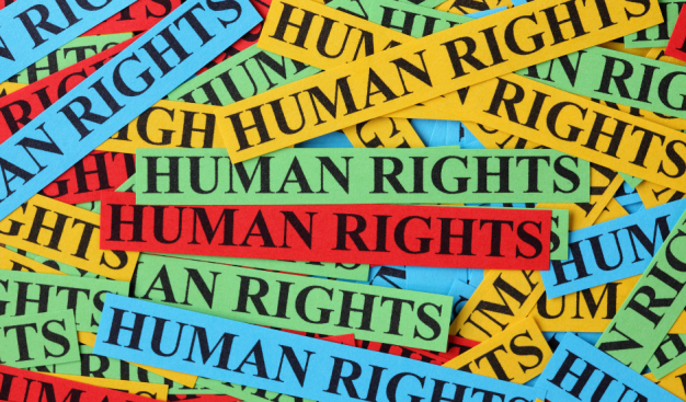 czarny napis "Human Rights" na kolorowych paskach