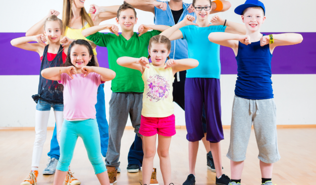 grupa dzieci i dorosłych na sali gimnastycznej