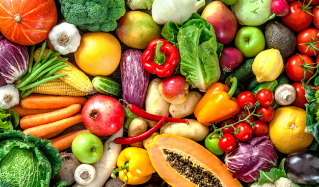 warzywa i owoce, m.in. marchewka, kapusta, brokuły, kalafior, pomidory, papryka