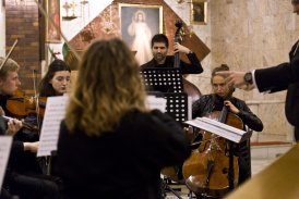 Fotografia przedstawi zespół muzyczny, który znajduję się w kościele w Mistrzejowicach. Widzimy muzyków, którzy grają na instrumentach muzycznych.