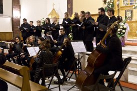 Fotografia przedstawia zespół muzyczny składający się z grupy ludzi, którzy uczestniczą w Impresji Muzycznej w kościele w Mistrzejowicach.