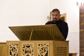 Fotografia przedstawia faceta, który gra na starych organach znajdujących się w kościele.