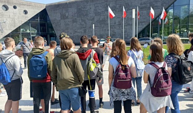 Zdjęcie przedstawiające nastolatków przed Muzeum Lotnictwa Polskiego w Krakowie