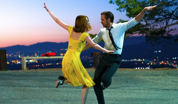 Zdjęcie z filmu La La Land przedstawiajace dwie tańczące osoby - kobietę i mężczyznę