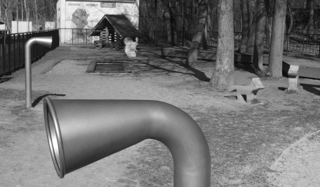 Czarno-białe zdjęcie przedstawiające fragment placu zabaw nad Zalewem Nowohuckim.