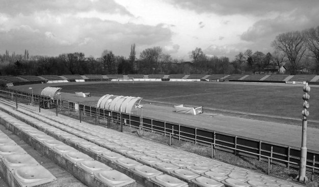 Czarno-białe zdjęcie. Widok na stadion Wandy Kraków z trybuny głównej.