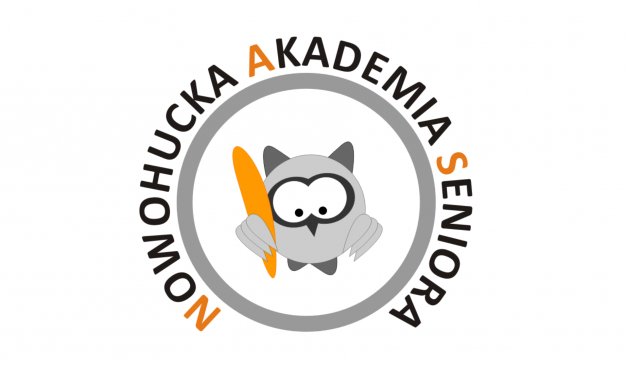 Logotyp Nowochuckiej Akademii Seniora - szara sowa, trzymająca, pomarańczowe pióro, w kółku na zewnątrz znajduje się napis - "Nowohuckie Akademia Seniora"