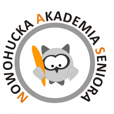 Logotyp Nowochuckiej Akademii Seniora - szara sowa, trzymająca, pomarańczowe pióro, w kółku na zewnątrz znajduje się napis - "Nowohuckie Akademia Seniora"