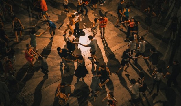 Zdjęcie grupy tańczących osób