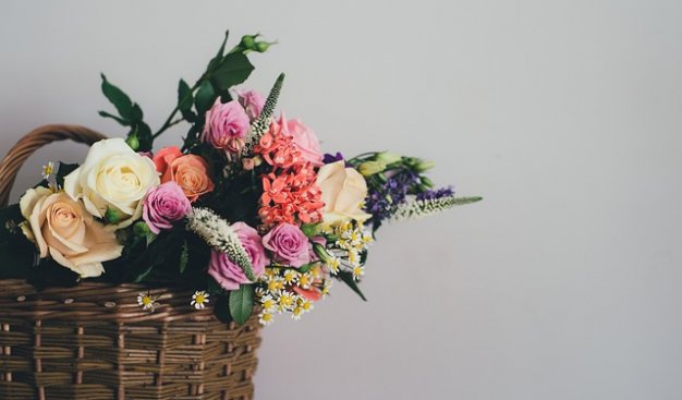 Zdjęcie bukietu kwiatów w koszyku