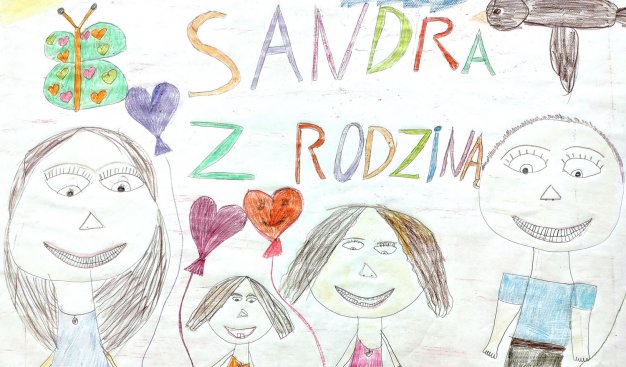 Dziecięcy rysunek kredkami przedstawiający całą rodzinę. Napis "Sandra z rodziną"