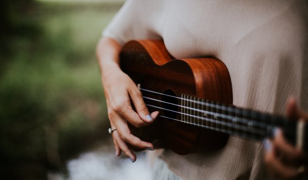 Zdjęcie osoby grającej na ukulele