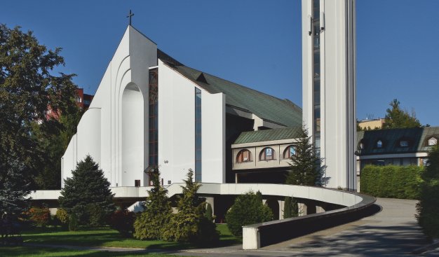 Zdjęcie Kościoła pw. Miłosierdzia Bożego na Wzgórzach Krzesławickich w pogodny dzień, na tle błękitnego nieba