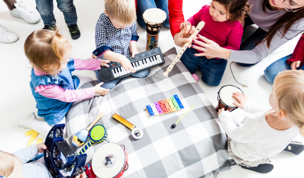 dzieci grają na instrumentach muzycznych