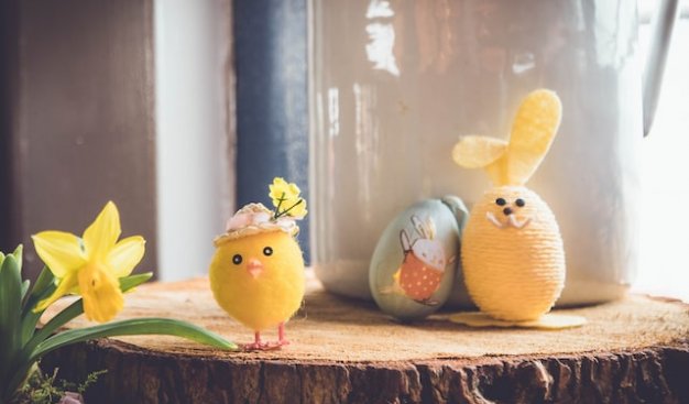 Zdjęcie wielkanocnych ozdób - kurczaka i zajączków z jajek.