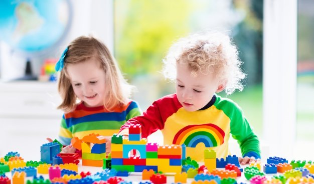 Zdjęcie dzieci bawiących się kolorowymi klockami