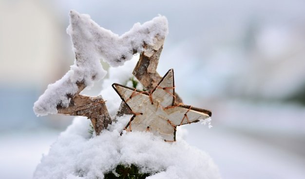 Zdjęcie drewnianych gwiazdek w śniegu