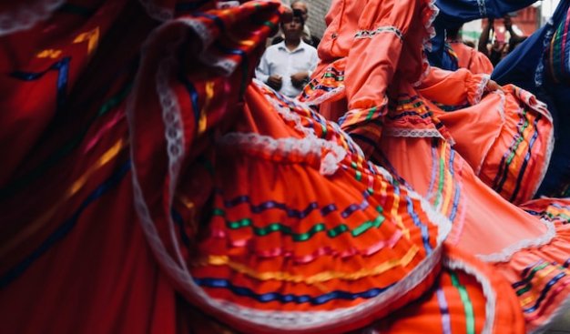 Zdjęcie kolorowych meksykańskich spódnic