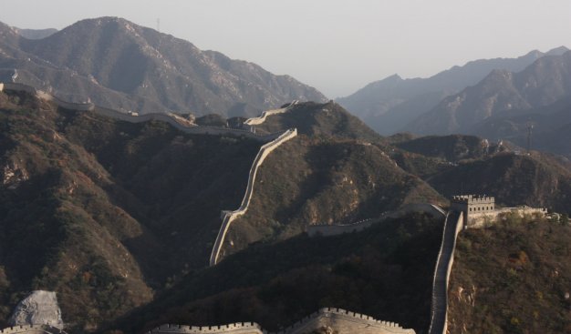 Widok na wzgórza z oddali, na których rozciąga się Mur Chiński