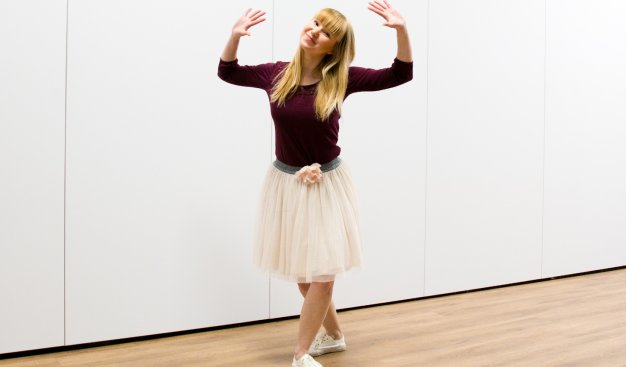 Instruktorka Klubu Zakole - Ewelina Ferlejko stojąca w tanecznej pozie
