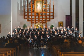Chór i orkiestra Bazyliki OO. Cystersów we wnętrzu kościoła