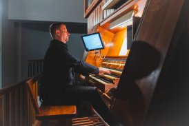 Organista w kościele