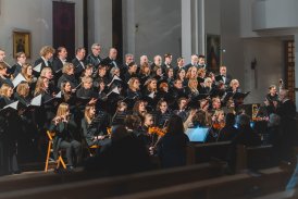 Chór i orkiestra w kościele