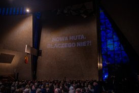 Zdjęcie napisu wyświetlanego na ścianie kościoła "Nowa Huta. Dlaczego nie?!"