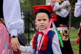 Zdjęcie małego chłopca w stroju krakowskim