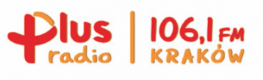 Czerowno -pomarańczowy napis Plus radio znajdujący się po lewej stronie, przedzielony pomarańczową linią, po prawej stronie znajduje sie pomarańczowy napis Kraków, a powyżej czerwone cyfry 106,1 FM