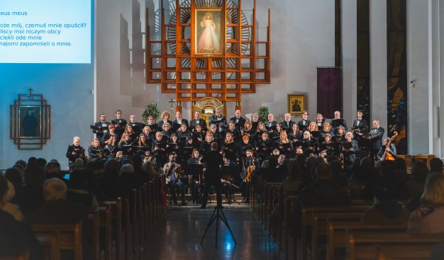 chór i orkiestra w kościele