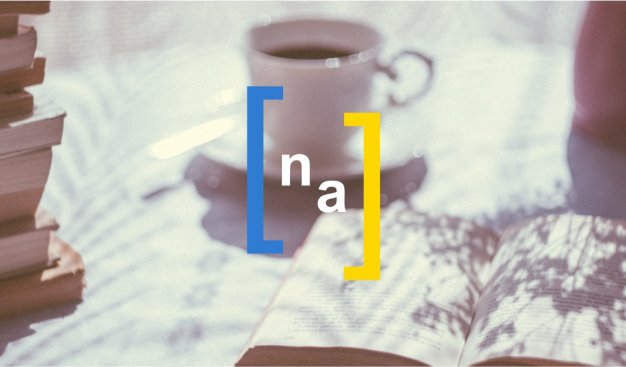 Czarno-biała grafika z kubkiem kawy i z niebiesko-żółtym logotypem i literkami - N i A