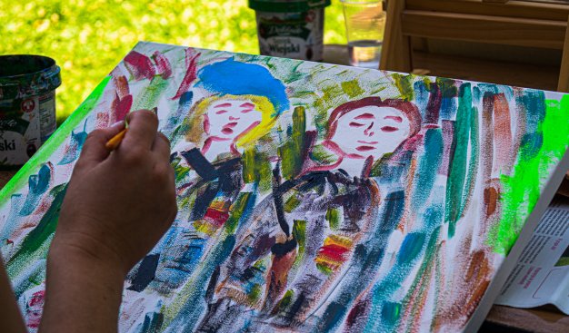 Zdjęcie przedstawiające obrazek namalowany podczas warsztatów - przedstawiający dwie kolorowe postacie.