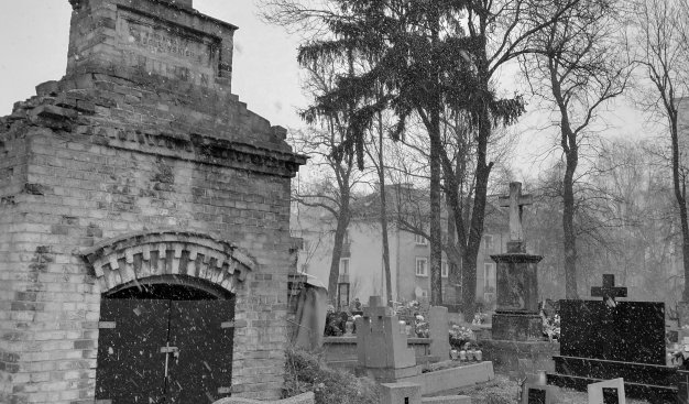Czarno-białe zdjęcie przedstawiający grobowiec rodziny Bogodzińskiech na cmentarzu na os. Wandy.