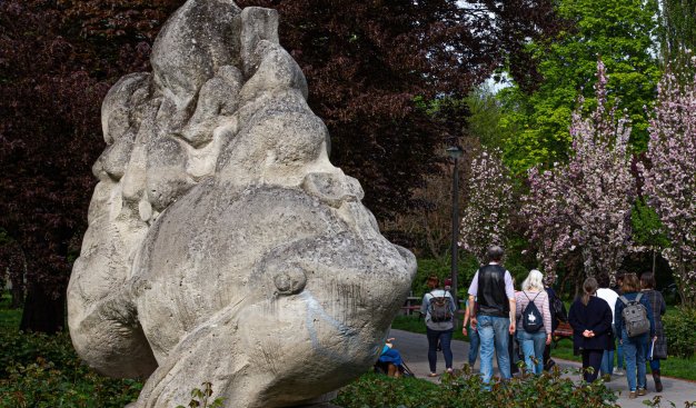 zdjęcie przedstawiające rzeźbę "Akwarium" w Parku Ratuszowym"