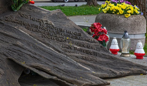 Zdjęcie przedstawijące tablicę pamiątkową pod Nowohuckim Krzyżem na osiedlu Teatralne