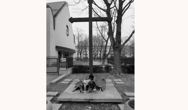 Czarno-białe zdjęcie metalowego pomnika krzyża przy kościele NSPJ na os. Teatralnym