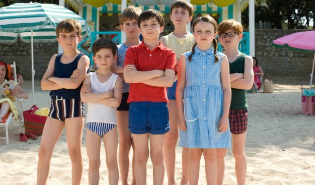 Kadr z filmu Wakcje Mikołajka pzredstawiające grupę dzieci na plaży